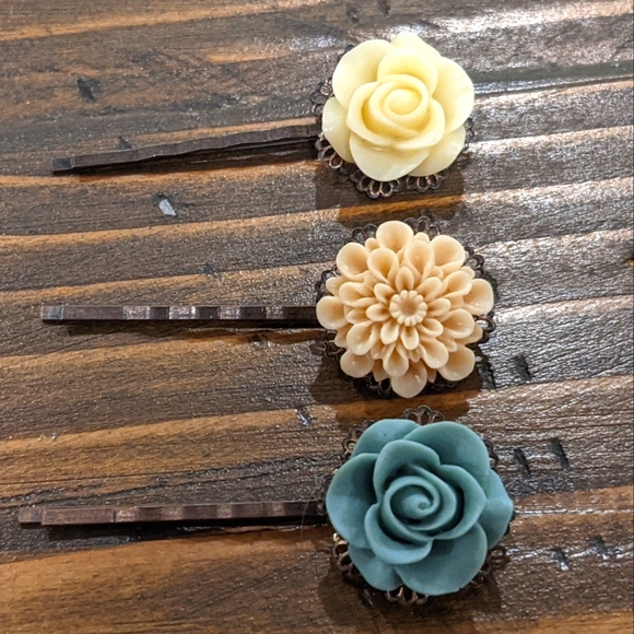 Accessories - Beautiful 3 piece flower hair clips